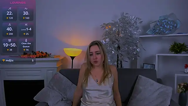 Snapshot of Lulu___Moon chatting on November 3, 6:51 am Lulu Moon online show from November 3, 6:51 am