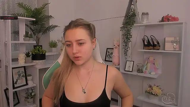 Snapshot of Lulu___Moon chatting on December 4, 7:29 am Lulu Moon online show from December 4, 7:29 am