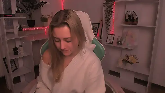 Snapshot of Lulu___Moon chatting on November 27, 6:47 am Lulu Moon online show from November 27, 6:47 am