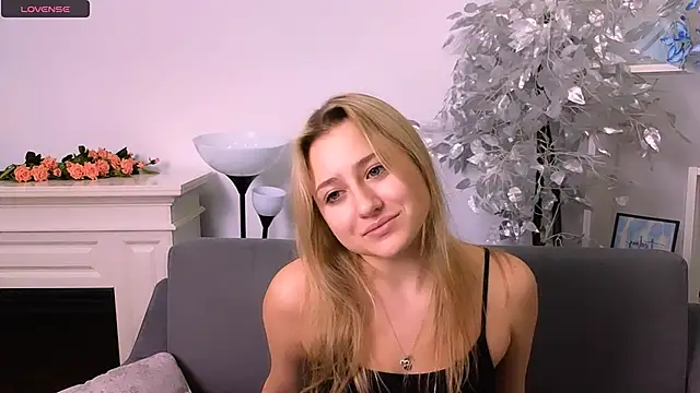 Snapshot of Lulu___Moon chatting on December 1, 6:47 am Lulu Moon online show from December 1, 6:47 am