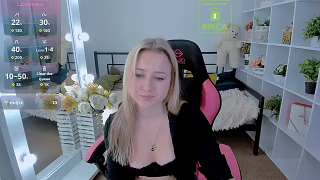 Snapshot of Lulu___Moon chatting on October 29, 7:07 am Lulu Moon online show from October 29, 7:07 am