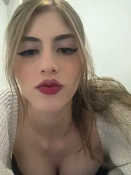 Snapshot of AlessiaLuxx chatting on May 28, 12:40 am AlessiaLuxx online show from May 28, 12:40 am