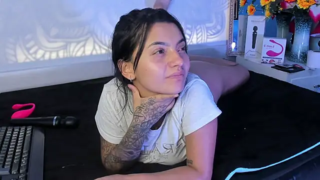 Liisaa Kiss online show from November 27, 3:45 pm