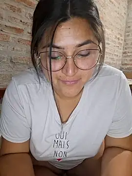 morenalatinaa online show from April 1, 8:04 am