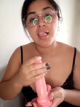 morenalatinaa online show from April 6, 6:09 pm