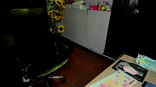 Yaluz Naugthy online show from March 21, 4:00 pm