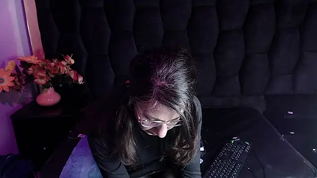 Kylie Bloom online show from November 16, 11:30 pm