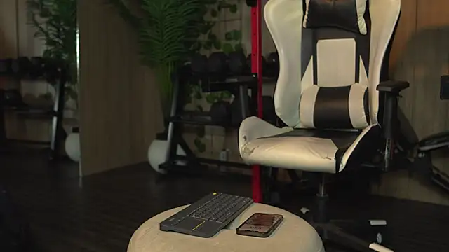 Snapshot of Reik_Vonn chatting on March 2, 12:23 pm Reik Vonn online show from March 2, 12:23 pm