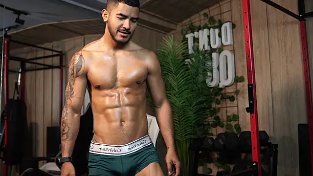 Snapshot of Reik_Vonn chatting on February 14, 12:38 pm Reik Vonn online show from February 14, 12:38 pm