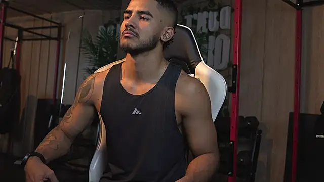 Snapshot of Reik_Vonn chatting on February 25, 12:38 pm Reik Vonn online show from February 25, 12:38 pm