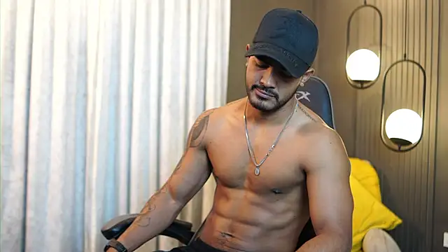 Snapshot of Reik_Vonn chatting on June 11, 12:57 pm Reik Vonn online show from June 11, 12:57 pm