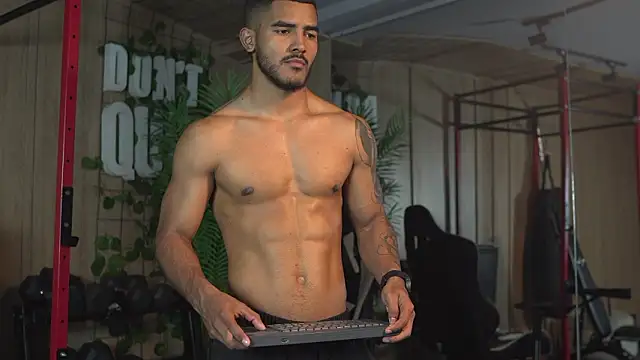 Snapshot of Reik_Vonn chatting on February 9, 12:25 pm Reik Vonn online show from February 9, 12:25 pm