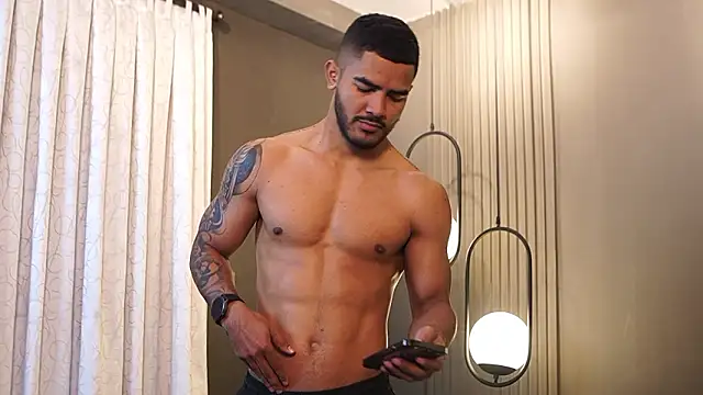 Snapshot of Reik_Vonn chatting on February 20, 12:29 pm Reik Vonn online show from February 20, 12:29 pm