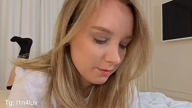 AIicaparkerc online show from November 17, 9:30 pm