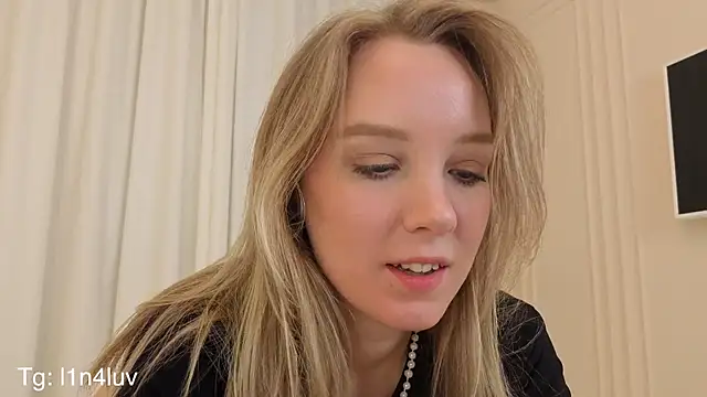 AIicaparkerc online show from November 13, 9:19 pm