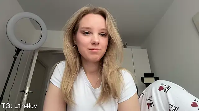 AIicaparkerc online show from April 5, 2:02 pm