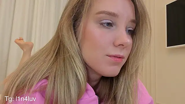 AIicaparkerc online show from November 24, 10:10 pm