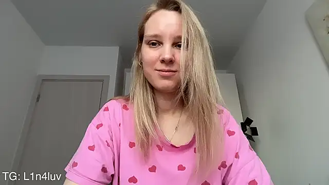 AIicaparkerc online show from April 13, 4:11 pm