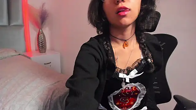 Snapshot of HollyPeach chatting on November 2, 4:23 pm HollyPeach online show from November 2, 4:23 pm