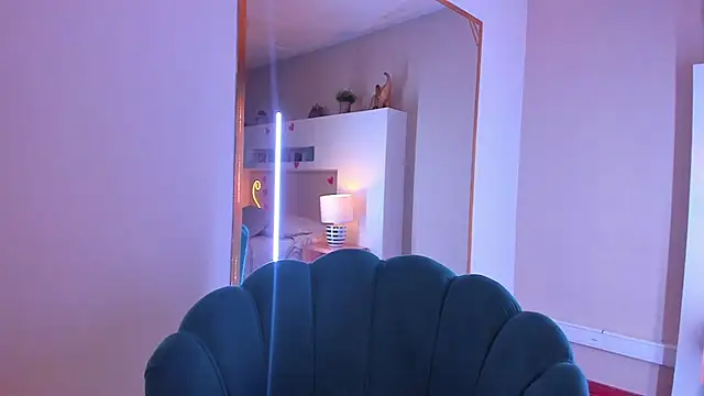 HollyPeach online show from February 28, 5:45 pm