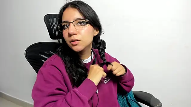 Snapshot of HollyPeach chatting on November 17, 7:51 pm HollyPeach online show from November 17, 7:51 pm