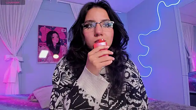 HollyPeach online show from January 10, 4:35 pm