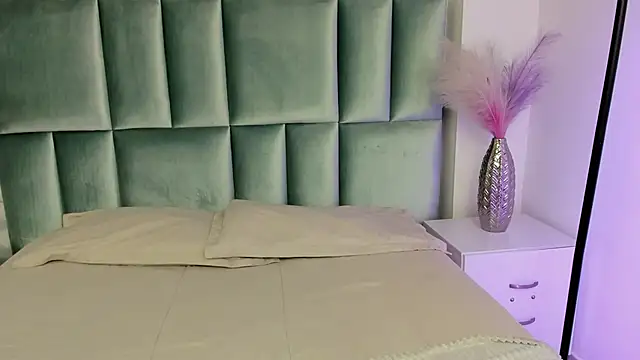 HollyPeach online show from February 4, 7:31 pm