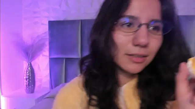 HollyPeach online show from April 9, 7:31 pm