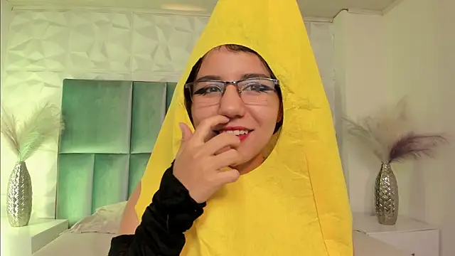 HollyPeach online show from April 6, 7:37 pm