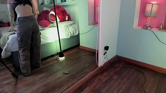 HollyPeach online show from April 15, 7:40 pm