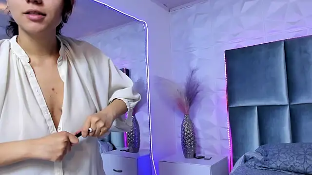 Snapshot of HollyPeach chatting on December 15, 7:52 pm HollyPeach online show from December 15, 7:52 pm