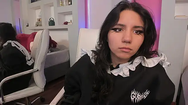 HollyPeach online show from April 2, 1:07 pm