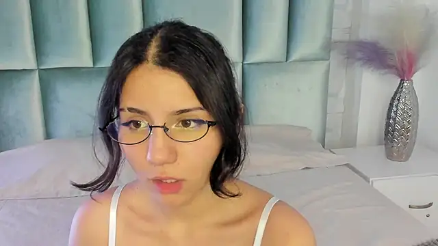 HollyPeach online show from May 12, 8:15 pm