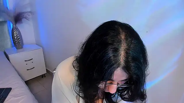 Snapshot of HollyPeach chatting on December 5, 8:17 pm HollyPeach online show from December 5, 8:17 pm