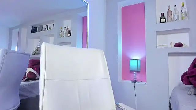 HollyPeach online show from April 3, 1:17 pm