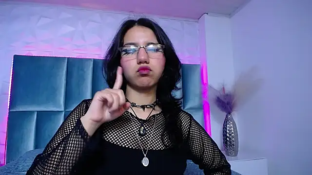 HollyPeach online show from December 19, 8:00 pm