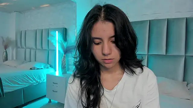 HollyPeach online show from February 12, 7:35 pm