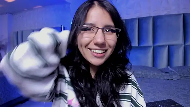 HollyPeach online show from March 8, 6:00 pm