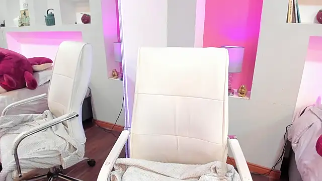 HollyPeach online show from April 13, 7:40 pm