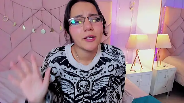 Snapshot of HollyPeach chatting on November 6, 8:18 am HollyPeach online show from November 6, 8:18 am