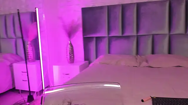 HollyPeach online show from April 4, 1:06 pm