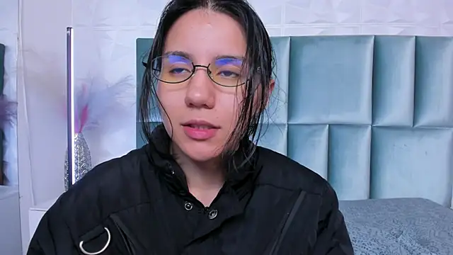 Snapshot of HollyPeach chatting on June 29, 6:42 am HollyPeach online show from June 29, 6:42 am