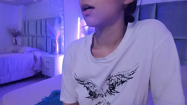 HollyPeach online show from March 11, 7:30 pm