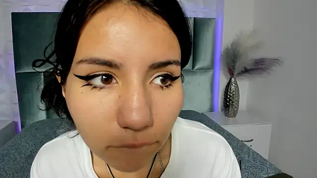 Snapshot of HollyPeach chatting on November 25, 7:47 pm HollyPeach online show from November 25, 7:47 pm