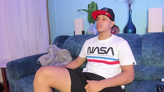 Snapshot of Adrian_Volt chatting on December 14, 3:13 am Adrian Volt online show from December 14, 3:13 am