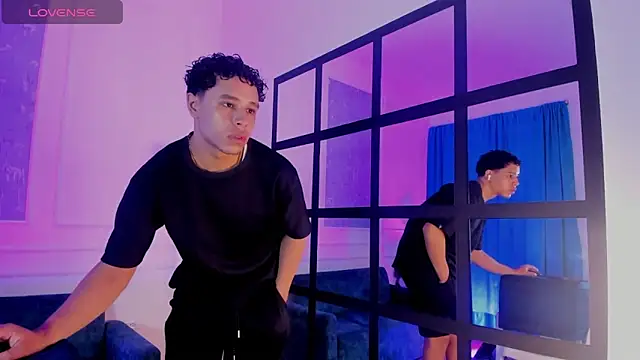 Snapshot of Adrian_Volt chatting on November 6, 2:59 am Adrian Volt online show from November 6, 2:59 am