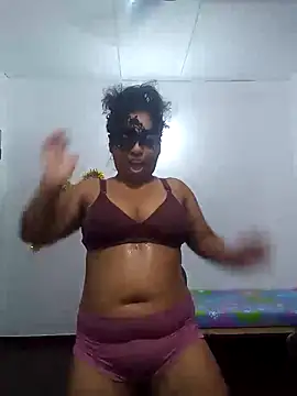 Expose Queen online show from June 1, 5:34 pm