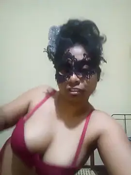 Expose Queen online show from February 10, 6:18 pm