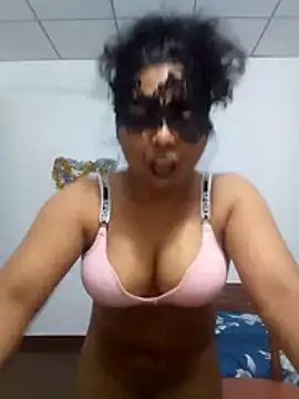 Expose Queen online show from April 10, 5:53 pm