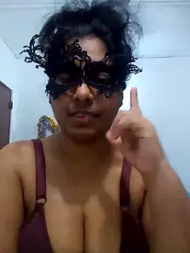 Expose Queen online show from May 6, 5:50 pm